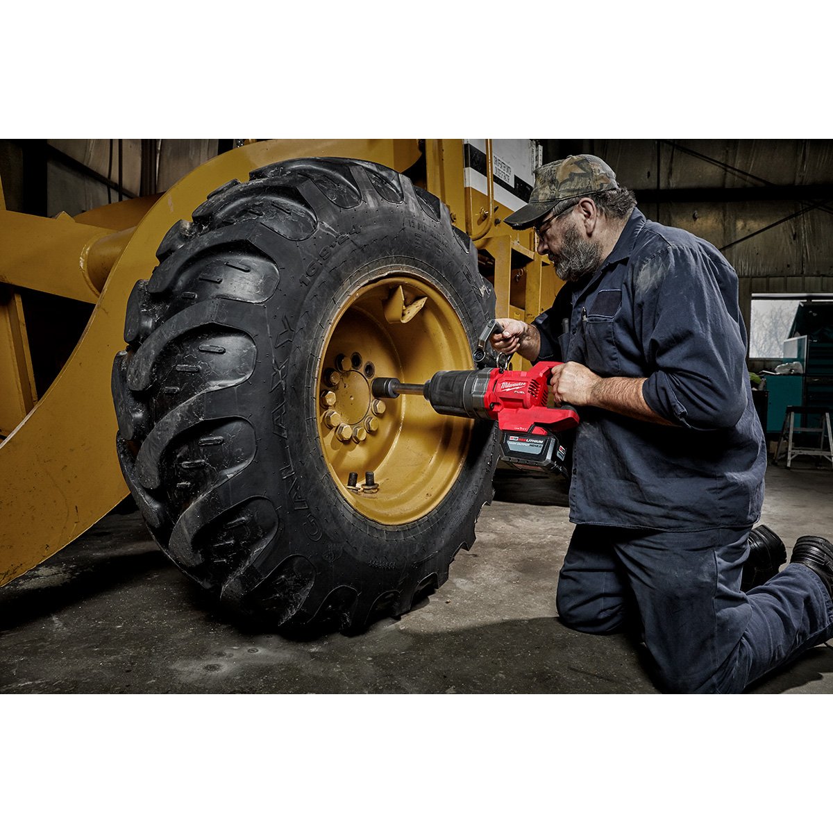 Milwaukee 2869-22HD M18 FUEL™ 1" D-Handle Ext. Anvil High Torque Impact Wrench w/ ONE-KEY™- Kit - in use