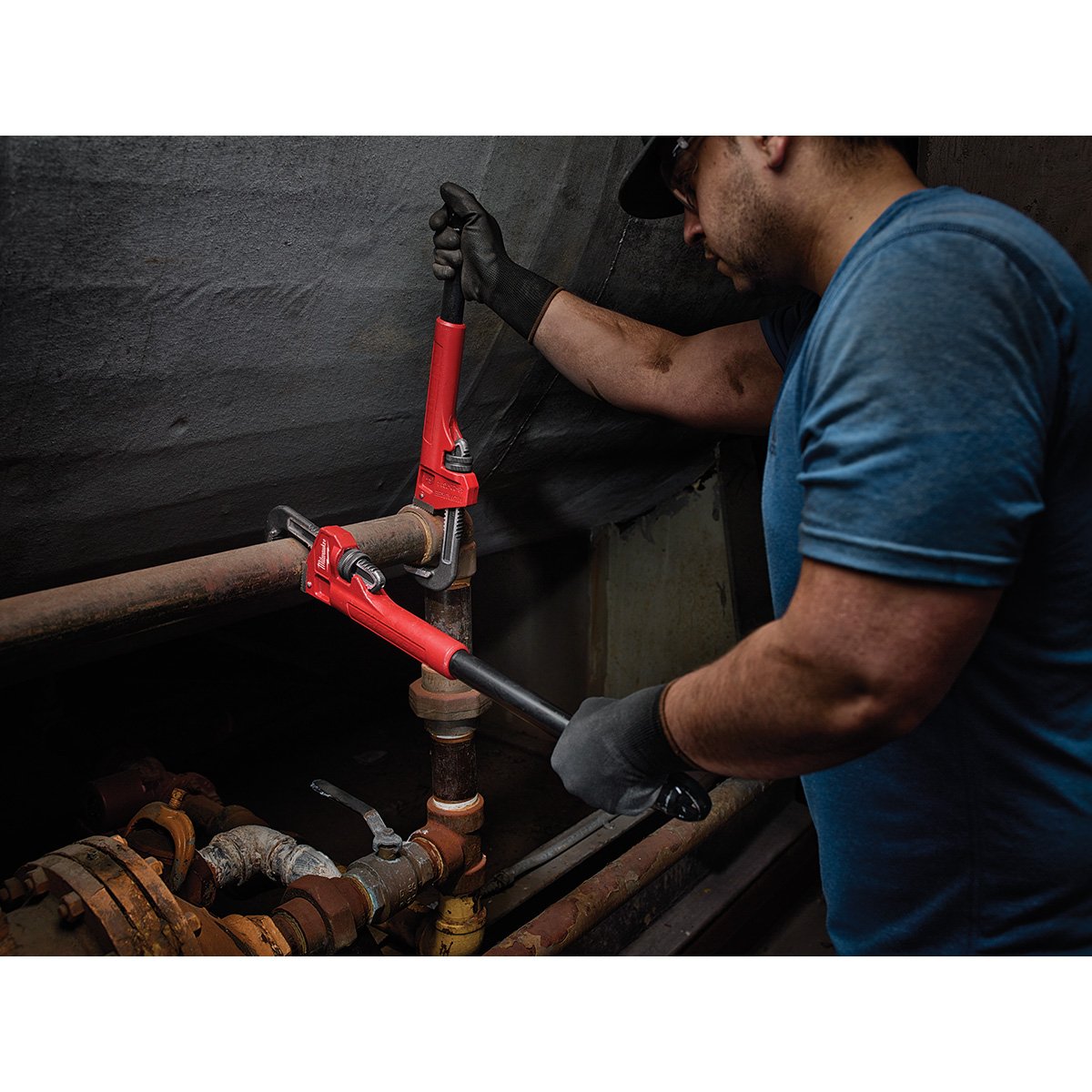 Milwaukee 48-22-7314 Cheater Pipe Wrench - in use