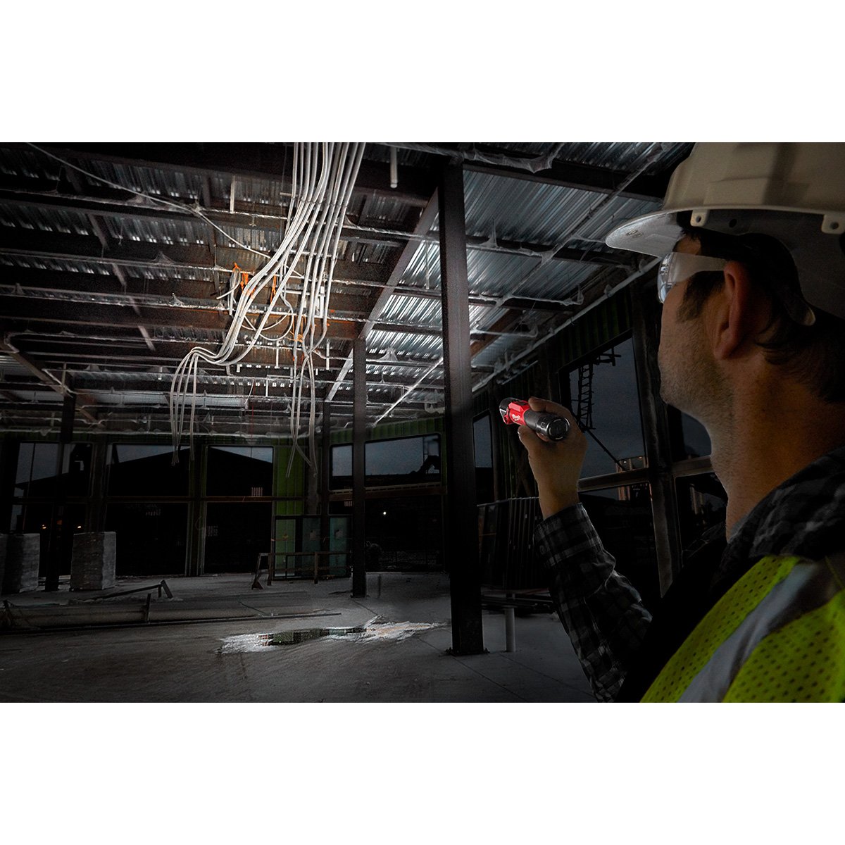 Milwaukee 2113-21 REDLITHIUM™ USB Pivoting Flashlight - in use
