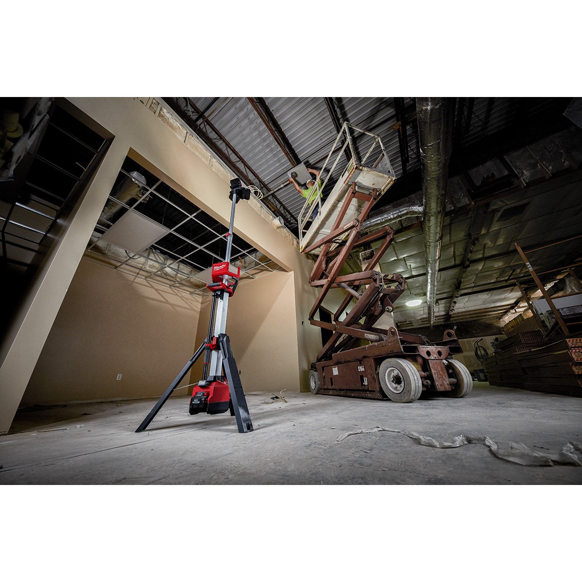 Milwaukee 2136-20 M18™ ROCKET™ Tower Light/Charger - in use