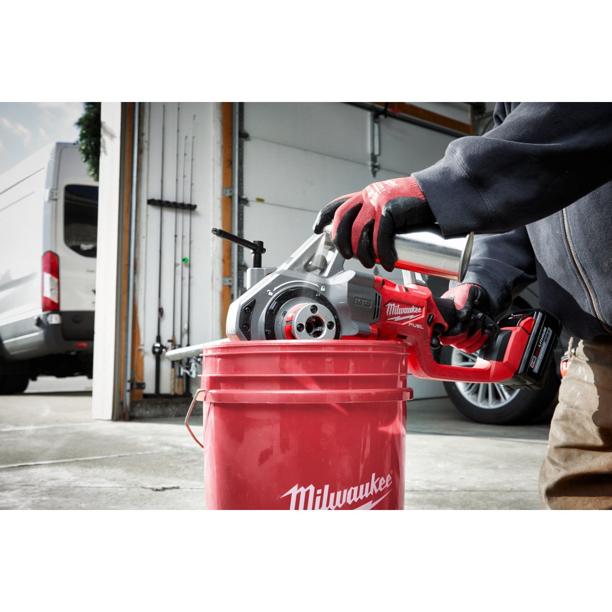 Milwaukee 2870-22 M18 FUEL™ Compact Pipe Threader w/ ONE-KEY™ w/ 1/2" - 1-1/4" Compact NPT Forged Aluminum D - in use