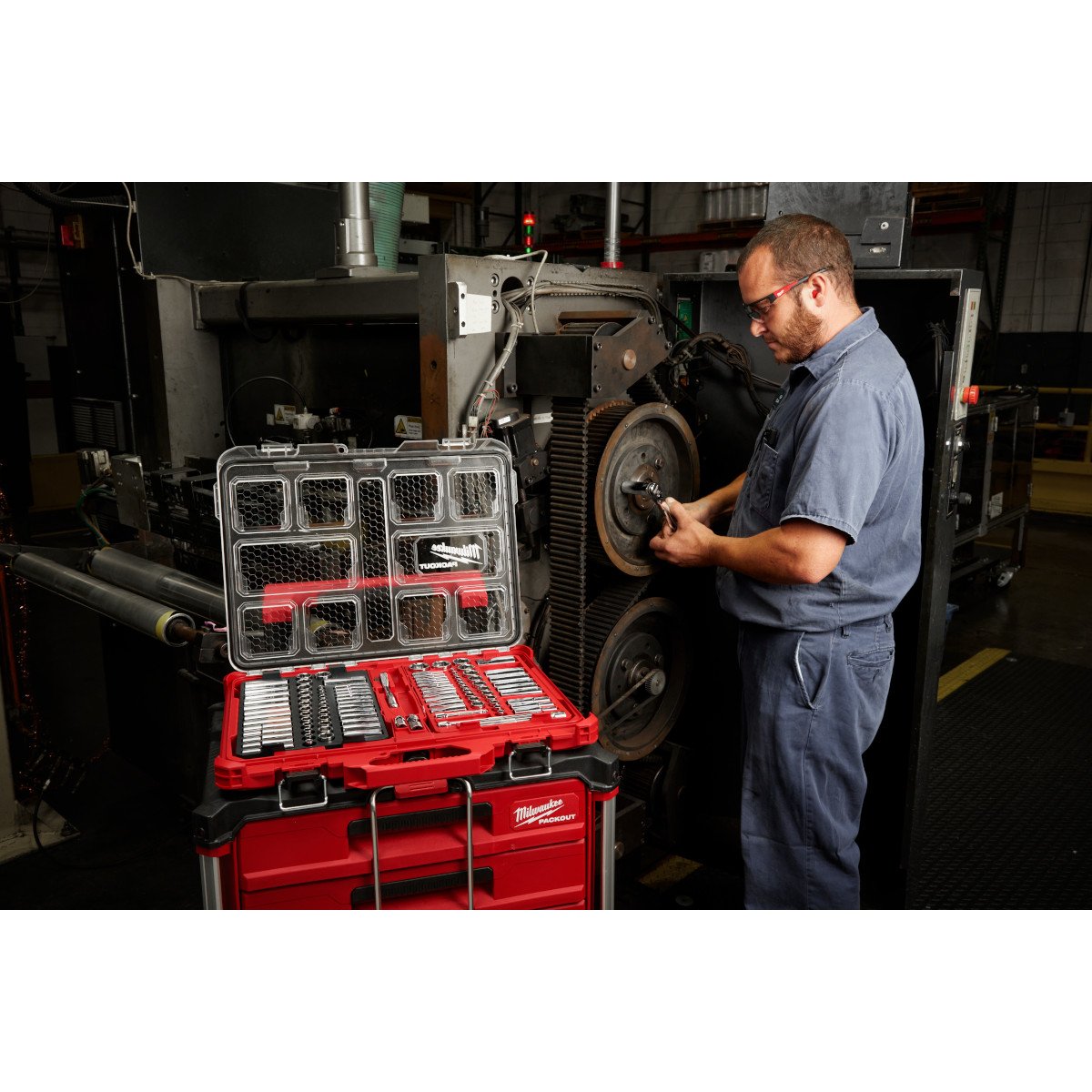 Milwaukee 48-22-9486 1/4 in. & 3/8 in. 106 Pc. Ratchet and Socket Set in PACKOUT™ - SAE & Metric - in use