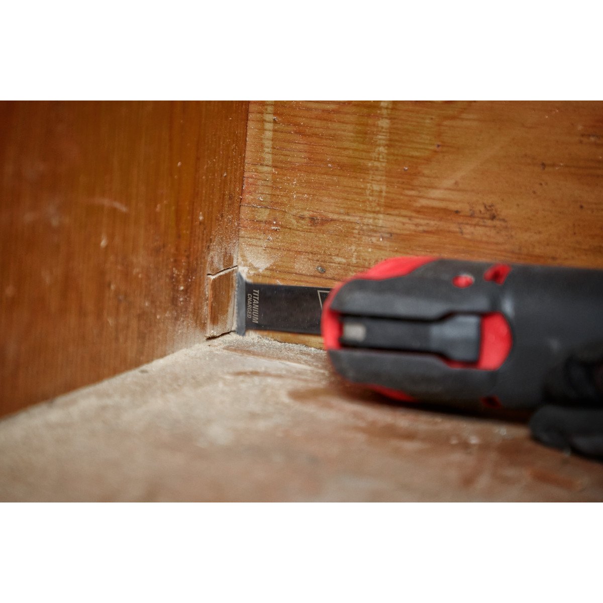 Milwaukee 49-25-1203 OPEN-LOK™ 1-1/4" TITANIUM CHARGED™ Bi-Metal Multi-Material Multi-Tool Blade - in use