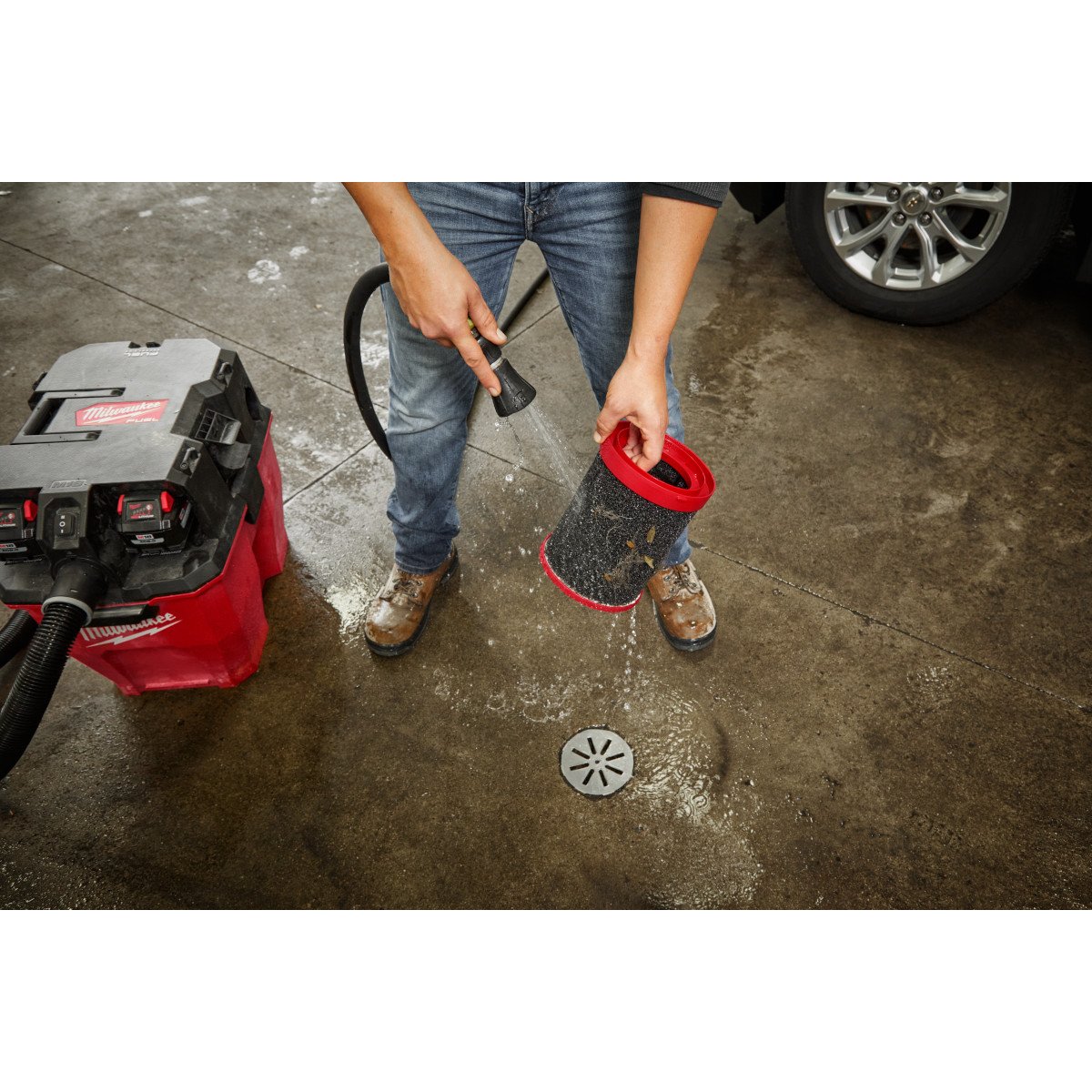 Milwaukee 49-90-1990 Large Wet/Dry Vacuum Foam Wet Filter - in use