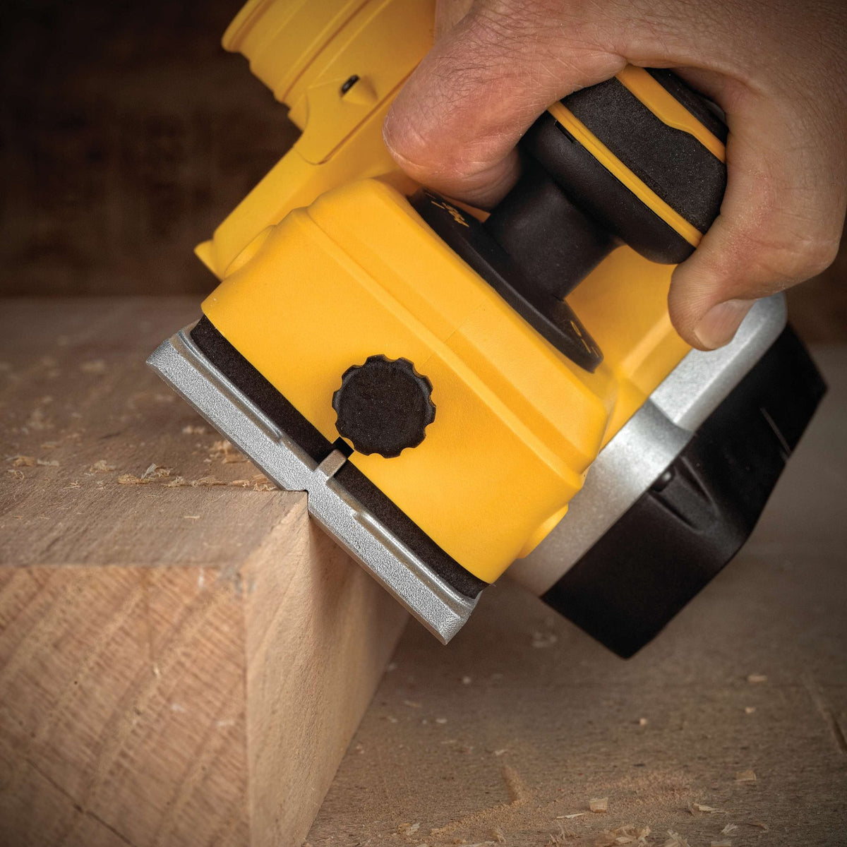 DEWALT DCP580B 20V MAX XR Brushless Planer (Tool Only) - detail close-up