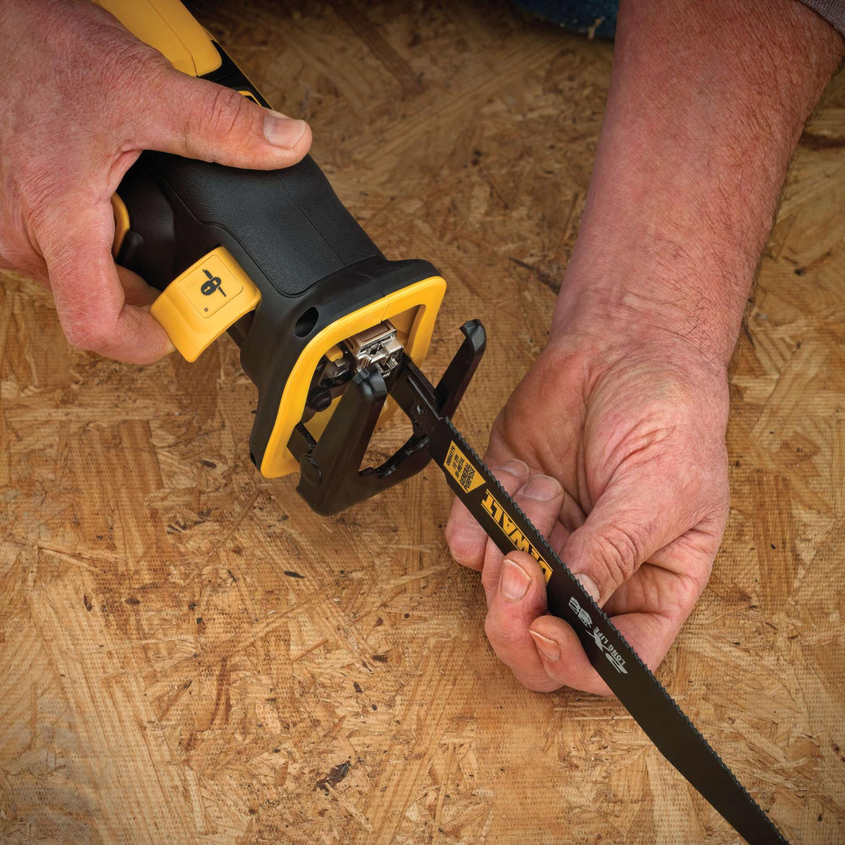 DEWALT DCS367B 20V MAX XR Brushless Compact Reciprocating Saw (Tool Only) - detail close-up