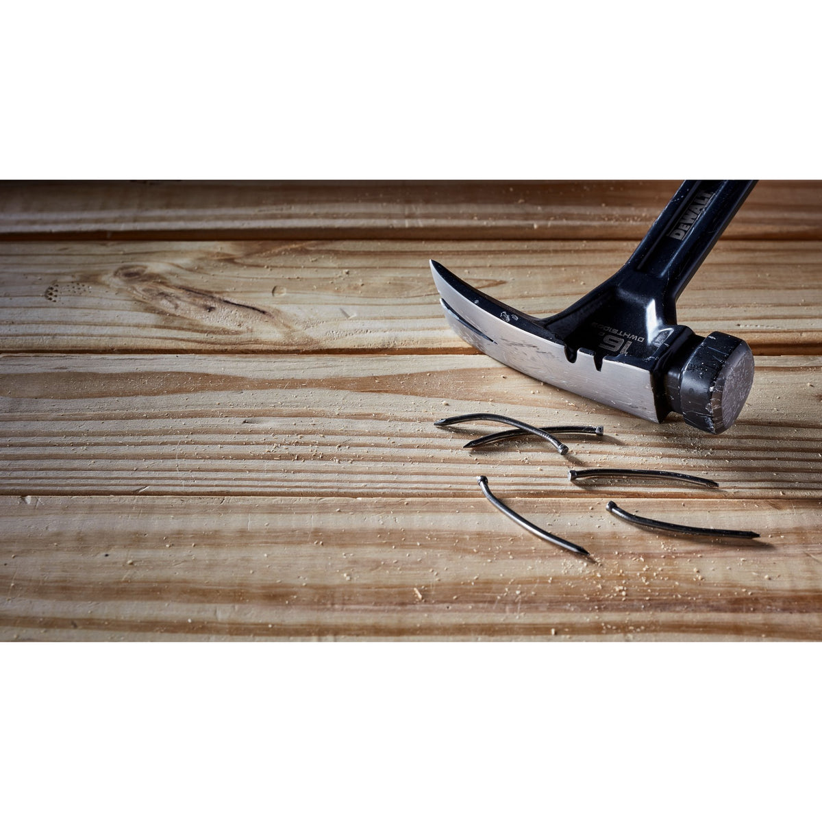 DEWALT DWHT51003 16Oz Rip Claw Nailing Ham - detail close-up