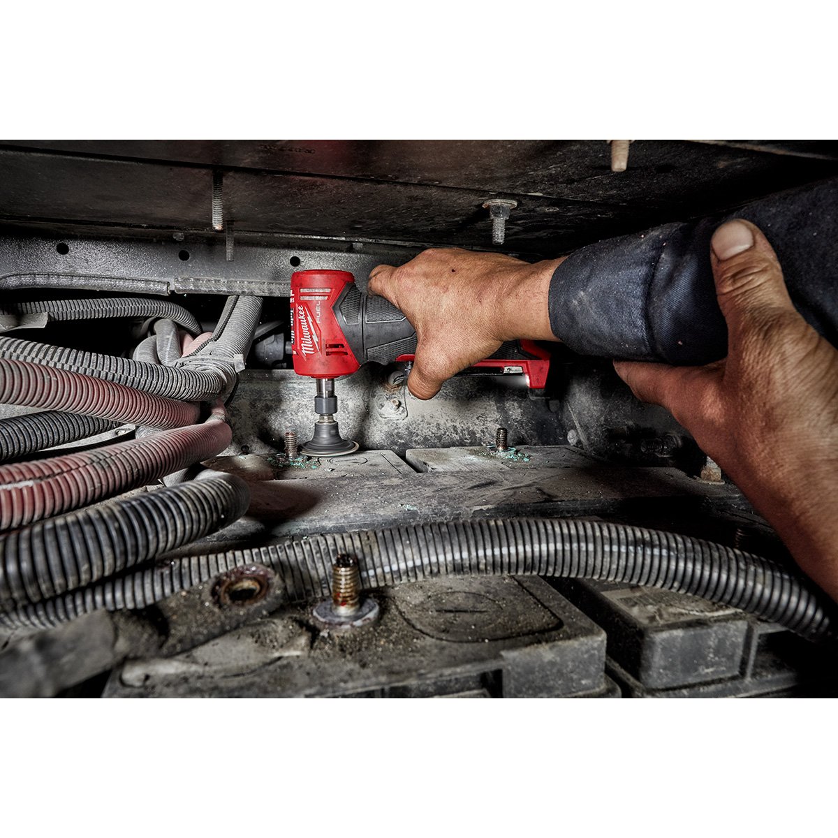 Milwaukee 2485-22 M12 FUEL™ 1/4" Right Angle Die Grinder Kit - in use