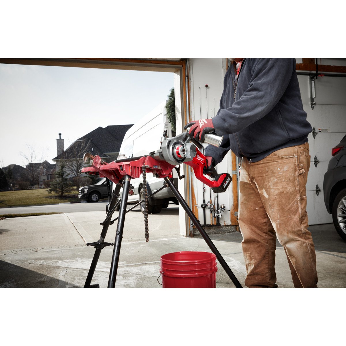 Milwaukee 2870-22 M18 FUEL™ Compact Pipe Threader w/ ONE-KEY™ w/ 1/2" - 1-1/4" Compact NPT Forged Aluminum D - in use