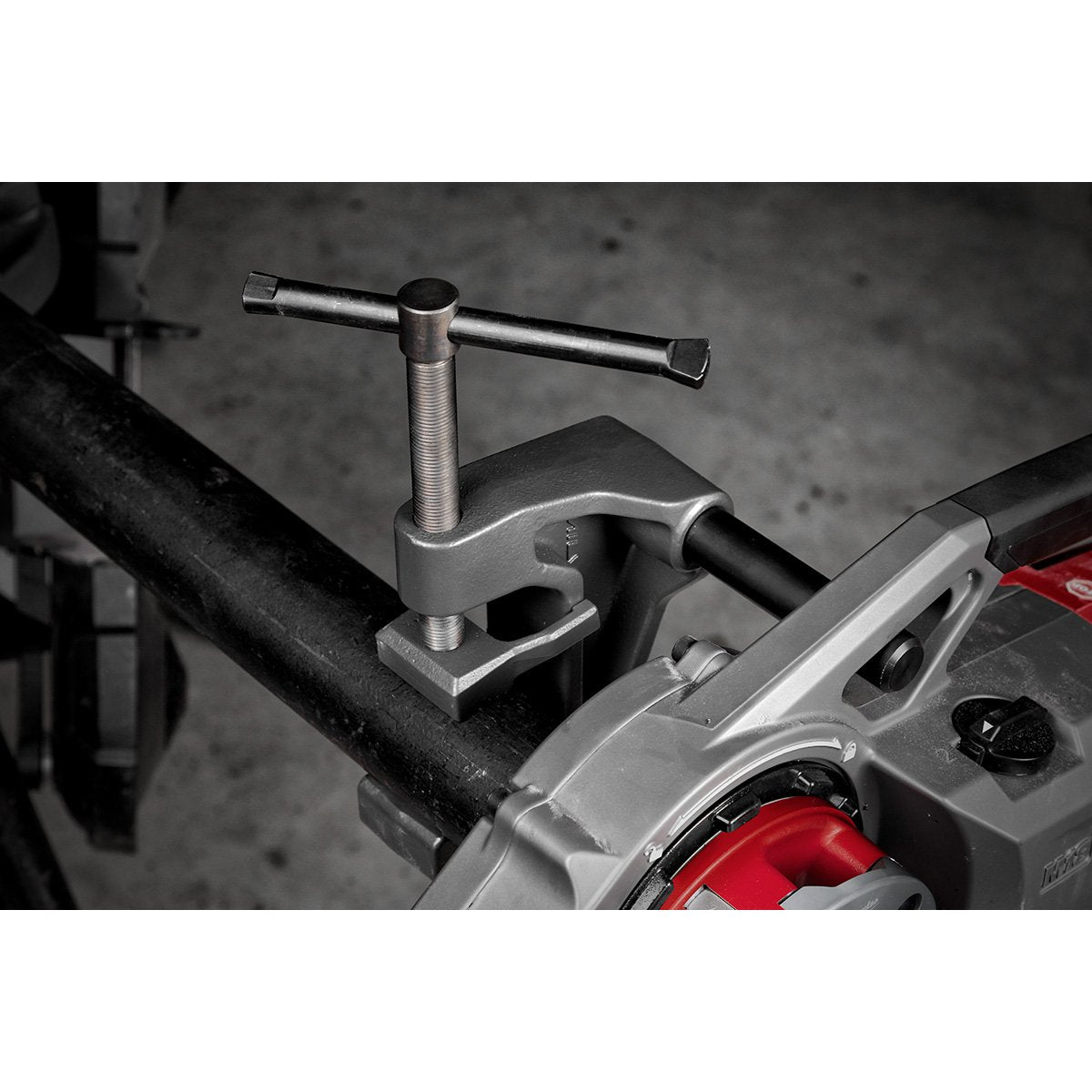 Milwaukee 2874-22HD M18 FUEL™ Pipe Threader Kit - in use