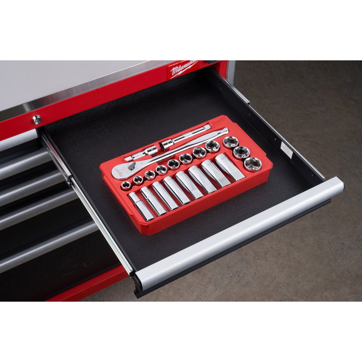 Milwaukee 48-22-9410 pc. 1/2 in. Socket Wrench Set (SAE) - in use