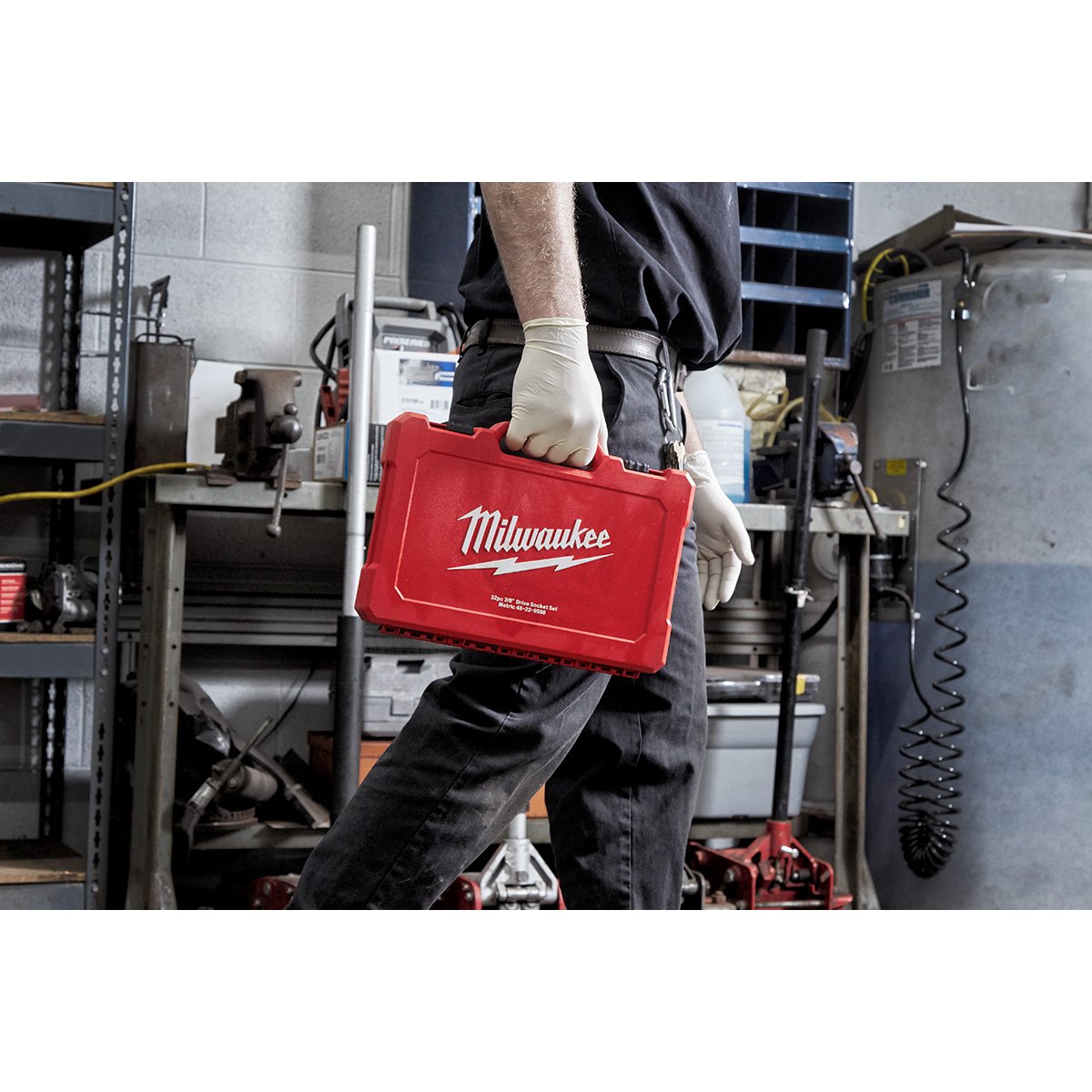 Milwaukee 48-22-9508 3/8 in. Drive 32 pc. Ratchet & Socket Set - Metric - in use