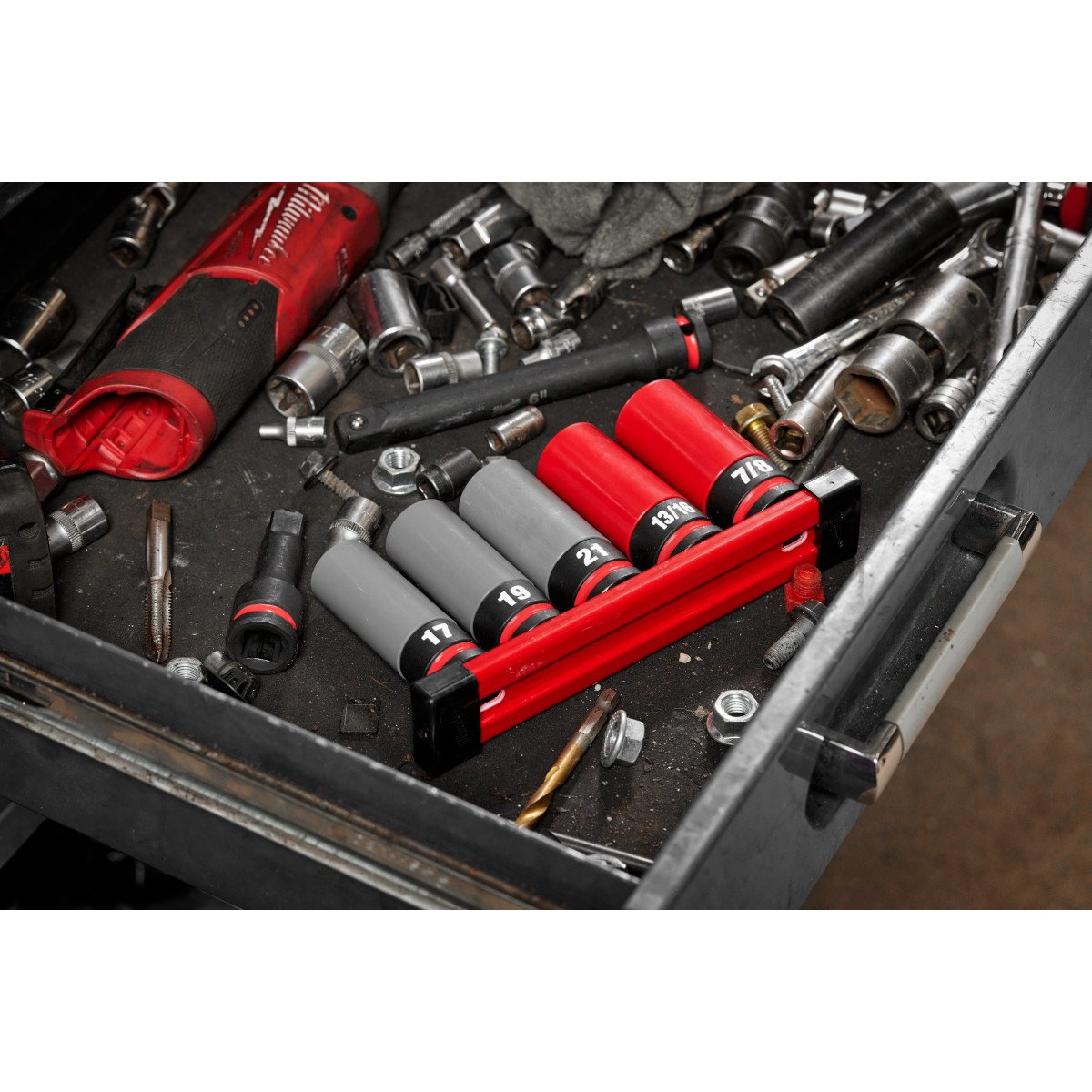 Milwaukee 49-66-7831 SHOCKWAVE Impact Duty™ 1/2 Drive SAE & Metric 5PC Lug Nut Wheel Socket Set - in use