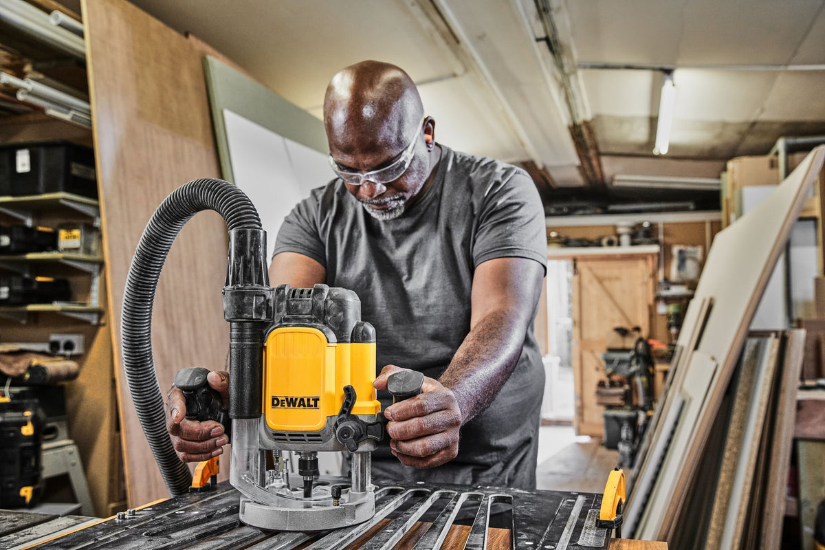 DEWALT DWE625 1/2" (12Mm) Plunge Router - in use