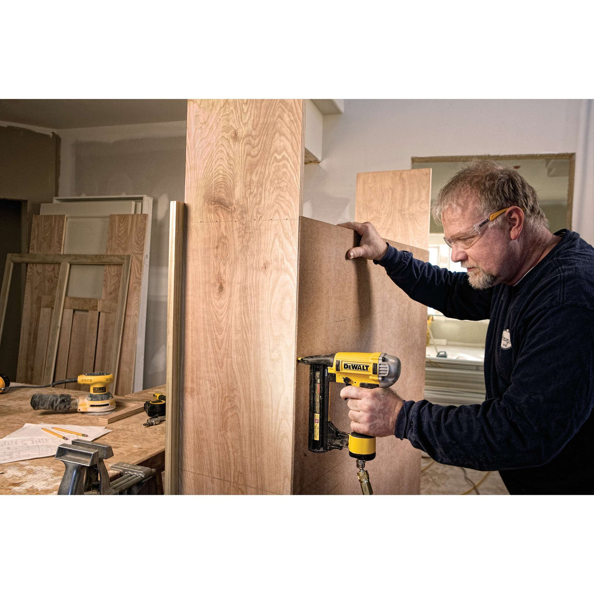 DEWALT DWFP1838 18 GA FINISH STAPLER - in use