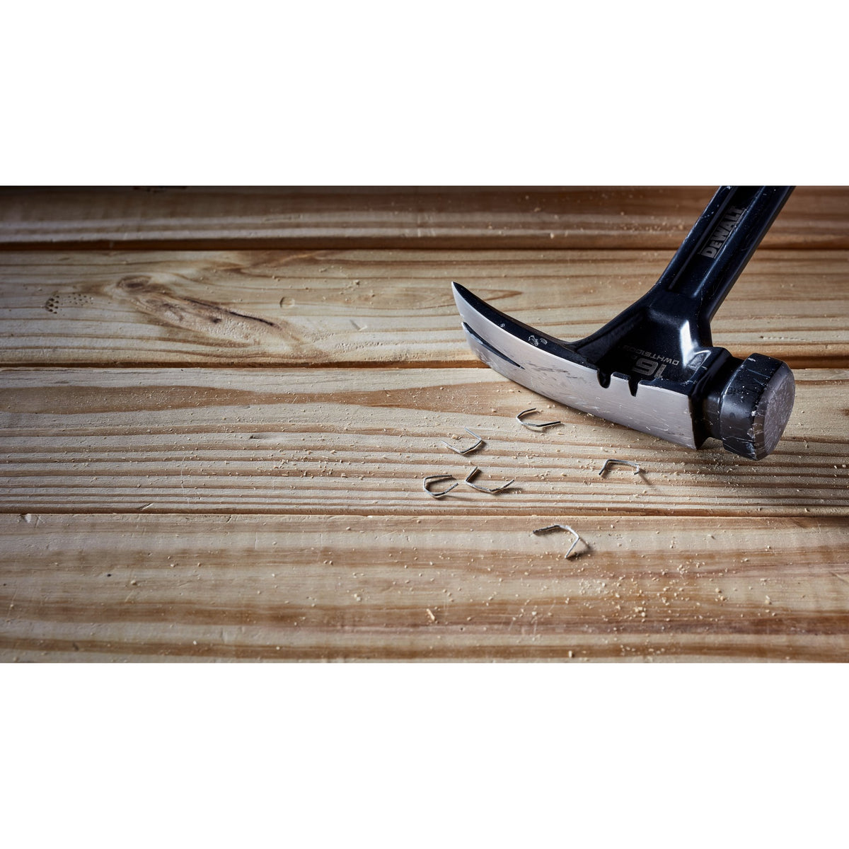 DEWALT DWHT51003 16Oz Rip Claw Nailing Ham - detail close-up