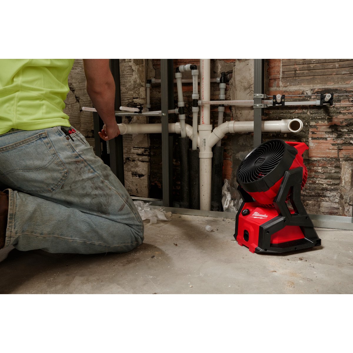 Milwaukee 0818-20 M18™ Brushless PACKOUT™ Fan - in use