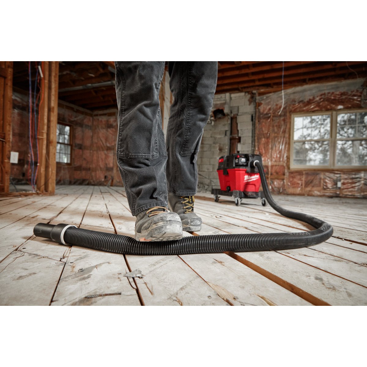 Milwaukee 0910-20 M18 FUEL™ 6 Gallon Wet/Dry Vacuum - in use