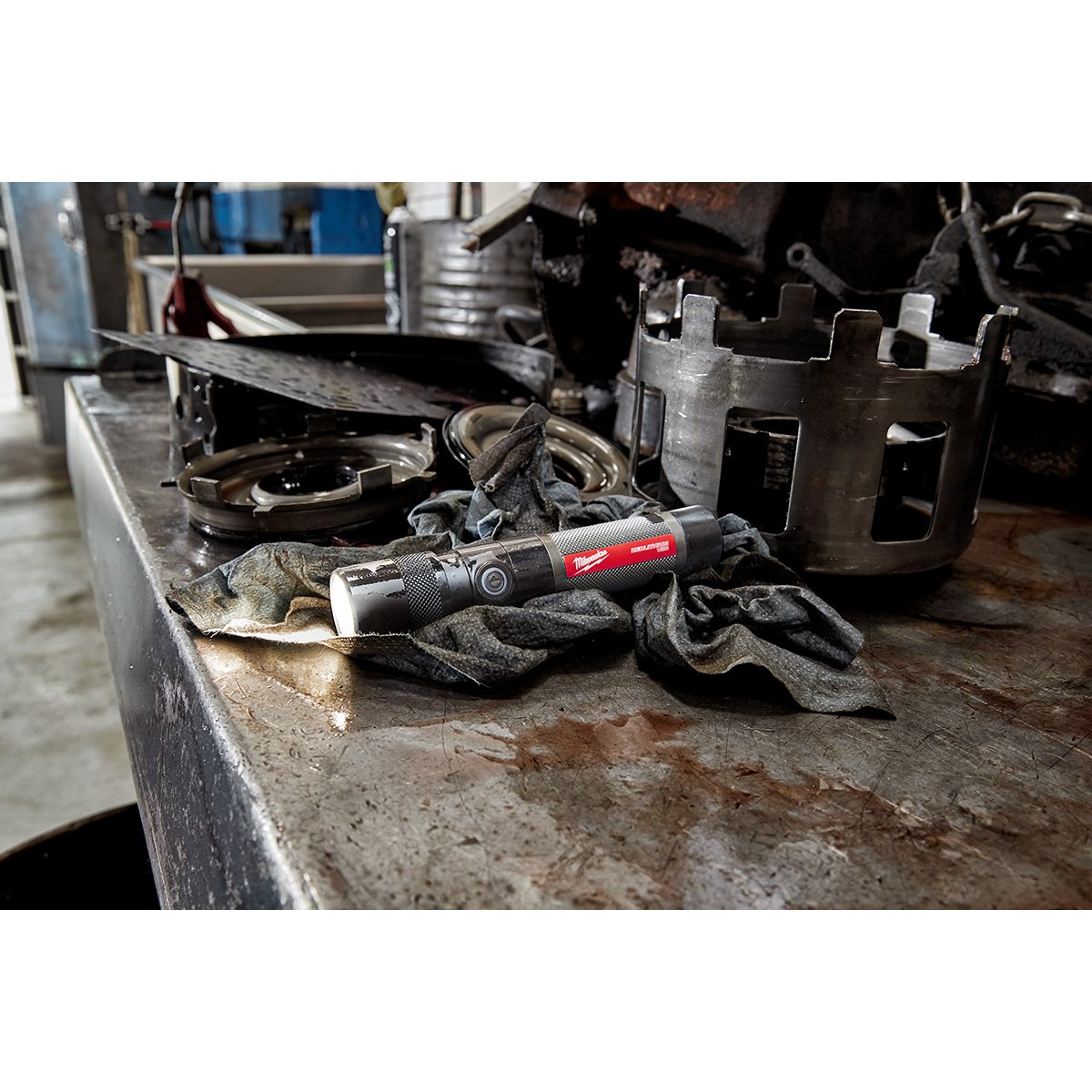Milwaukee 2161-21 REDLITHIUM™ USB 1100L Twist Focus Flashlight - in use