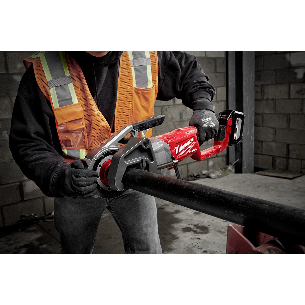 Milwaukee 2874-22HD M18 FUEL™ Pipe Threader Kit - in use