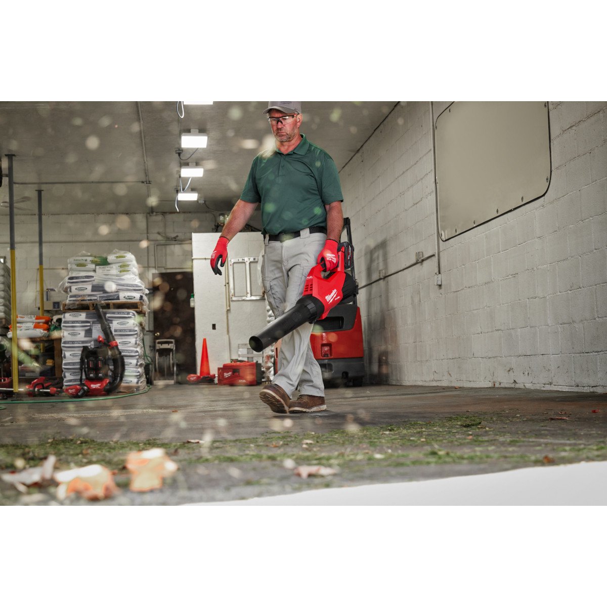Milwaukee 3017-21HD M18 FUEL™ Blower Kit - in use