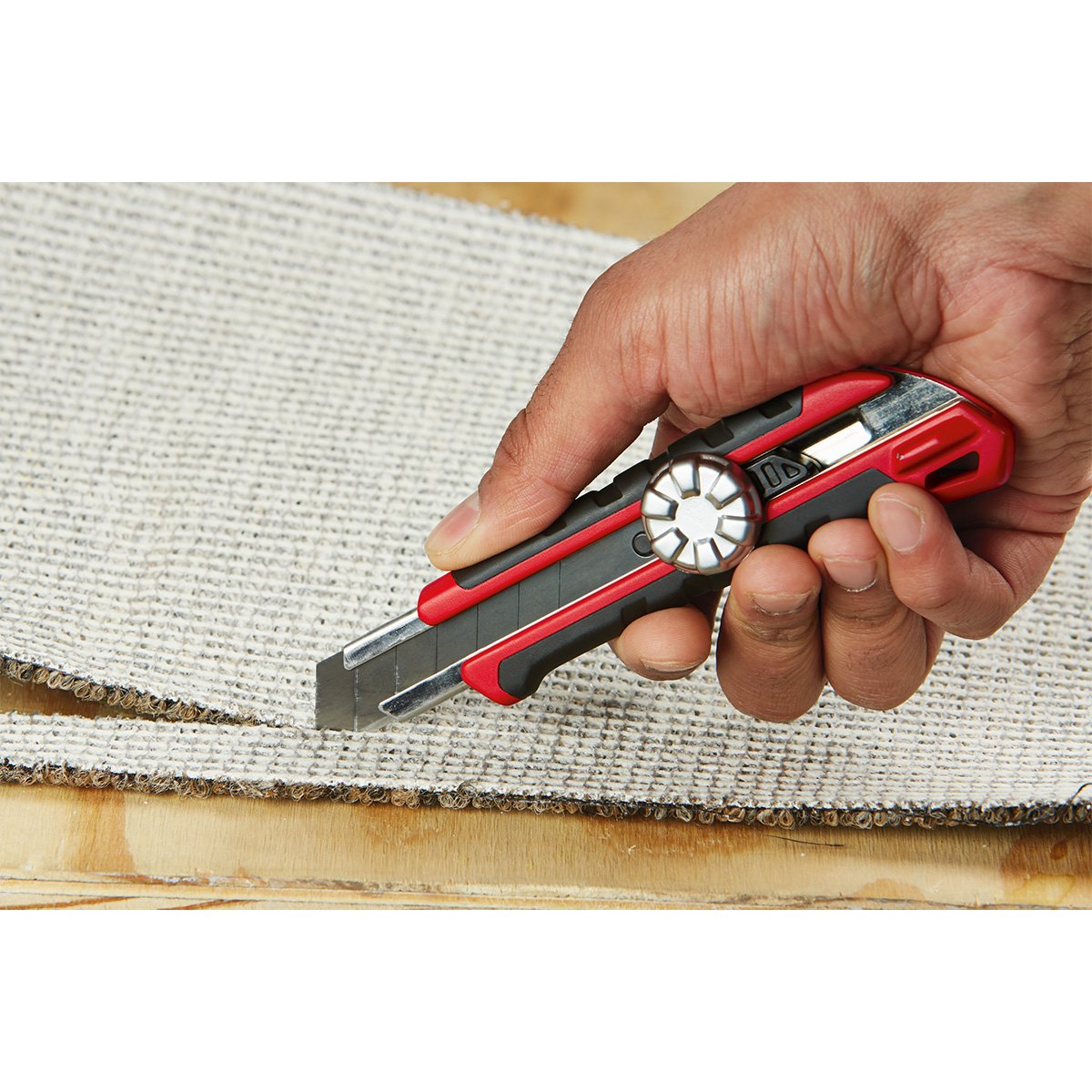 Milwaukee 48-22-1962 25mm Snap-Off Knife Metal Lock - in use