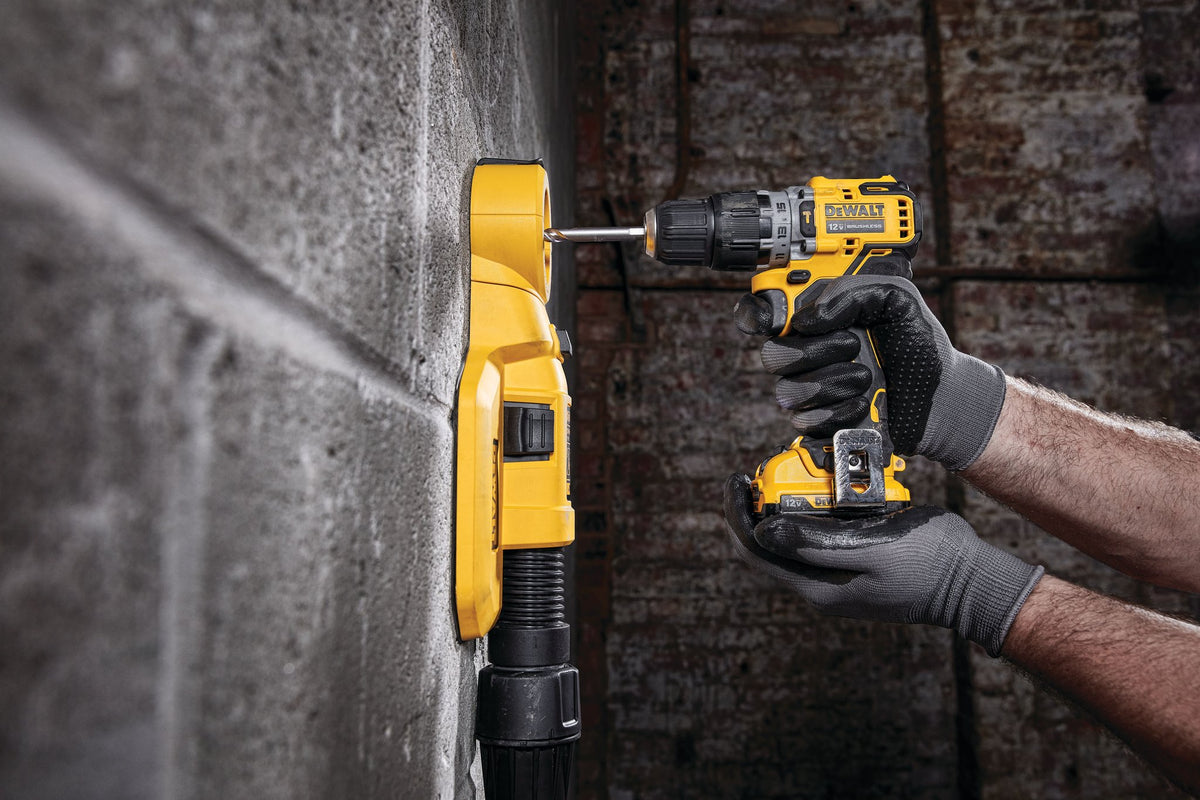 DEWALT DCD706F2 Kit Taladro Precutor 3/8ˮ Xtreme 12V S - in use