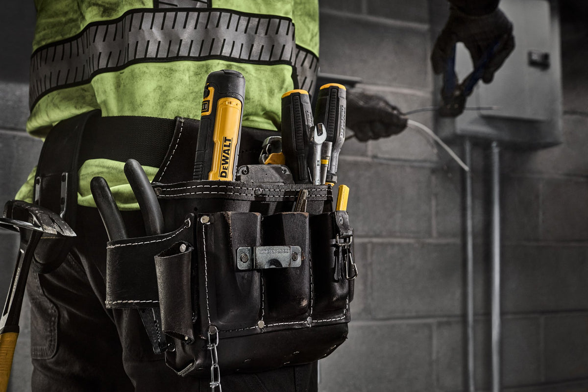 DEWALT DWHT66719 4V Cordless Screwdriver 14pc - in use