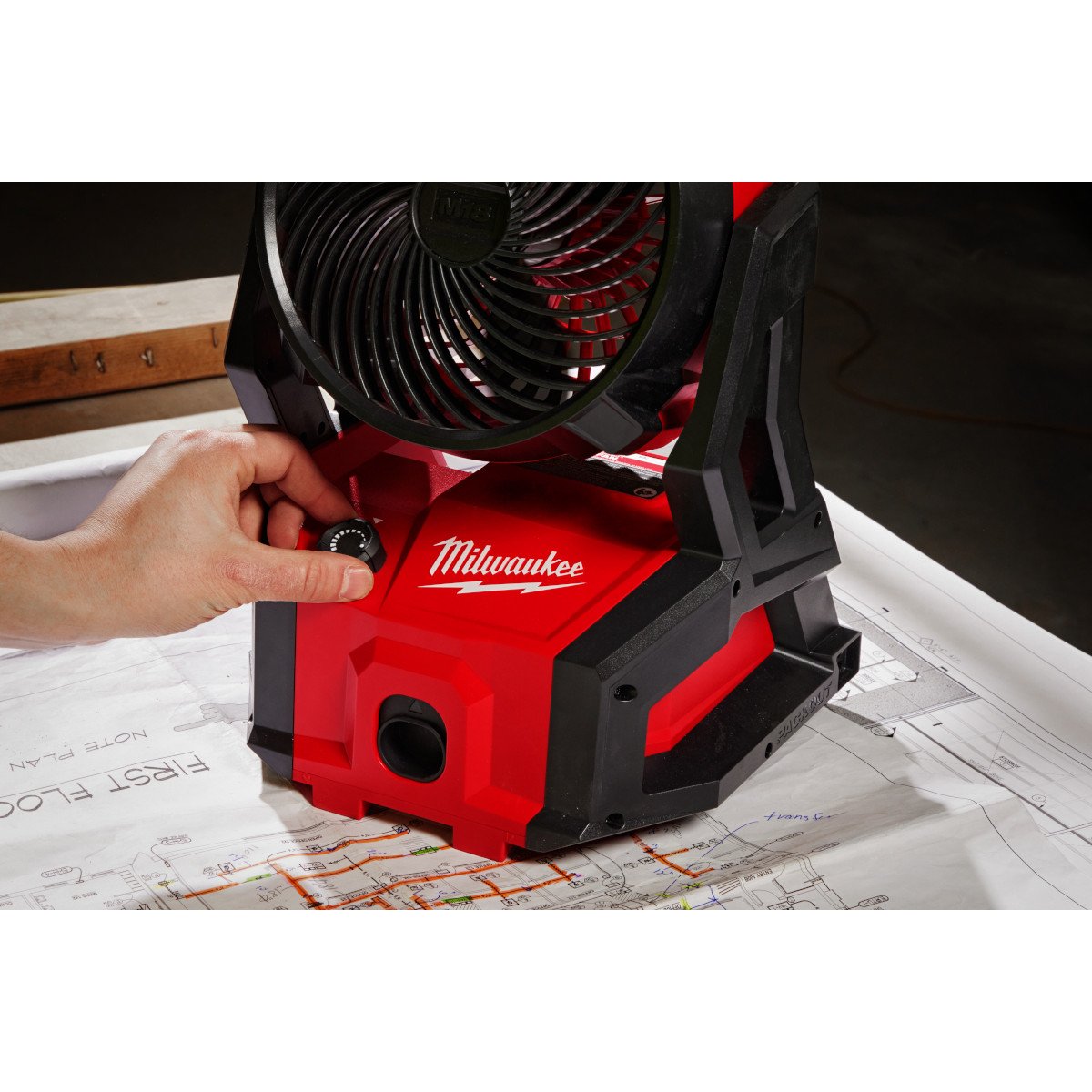 Milwaukee 0818-20 M18™ Brushless PACKOUT™ Fan - in use