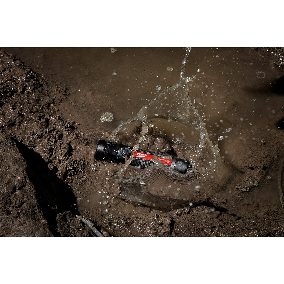 Milwaukee 2160-21 REDLITHIUM™ USB 800L Compact Flashlight - in use