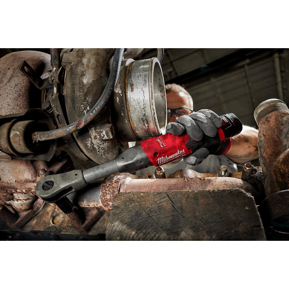 Milwaukee 2560-20 M12 FUEL™ 3/8 in. Extended Reach Ratchet - in use