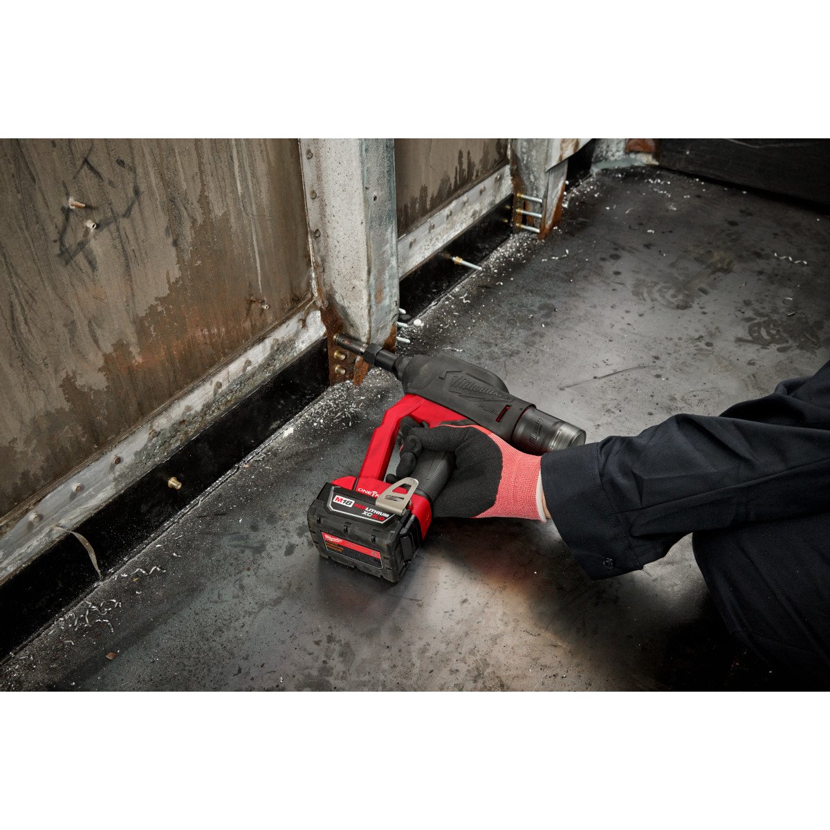 Milwaukee 2661-20 M18 FUEL™ 1/4" Lockbolt Tool w/ ONE-KEY™ - in use