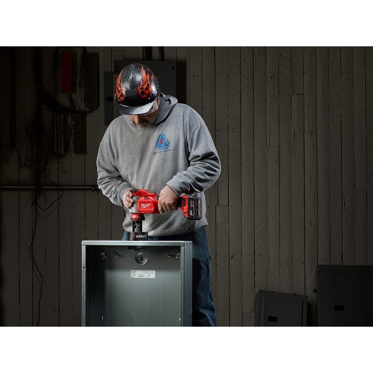 Milwaukee 2676-23 M18™ FORCE LOGIC™ 10-Ton Knockout Tool 1/2 in. to 4 in. Kit - in use