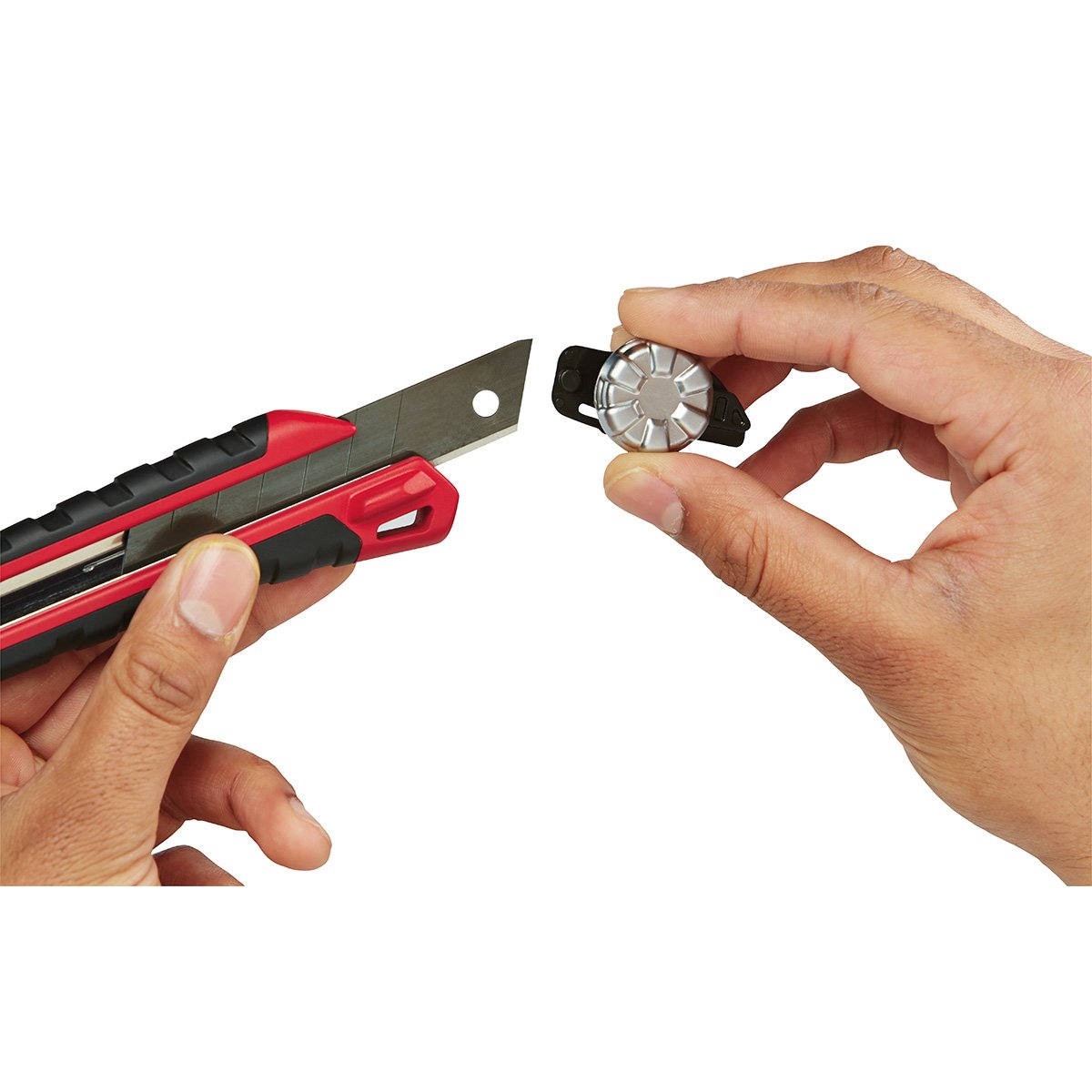 Milwaukee 48-22-1962 25mm Snap-Off Knife Metal Lock - in use