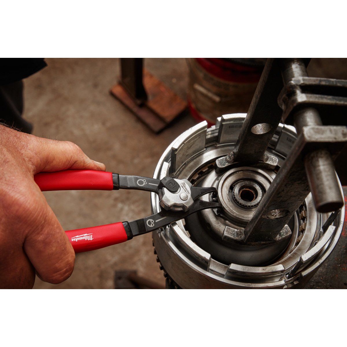 Milwaukee 48-22-6539 9PC Snap Ring Pliers Set - in use