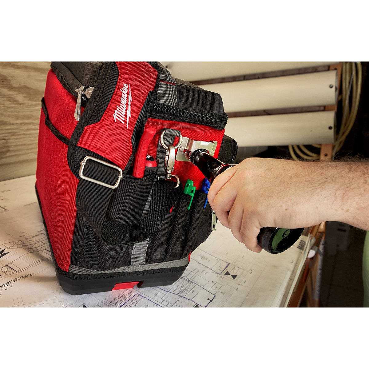 Milwaukee 48-22-8302 PACKOUT™ Cooler - in use