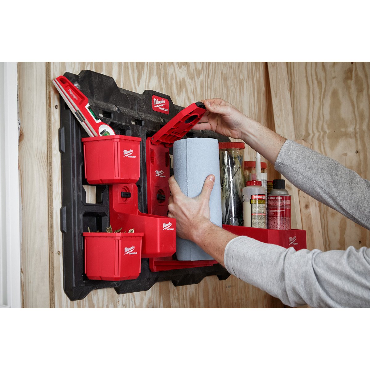 Milwaukee 48-22-8337 PACKOUT™ Roll Holder - in use