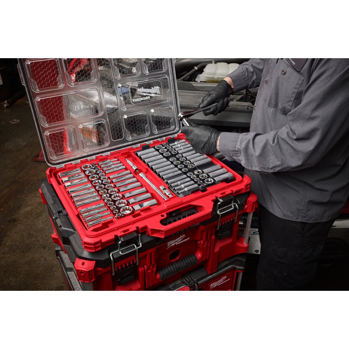 Milwaukee 48-22-9285 98-Piece 3/8" Drive 6-Point and 12-Point Ratchet & Socket Set - in use