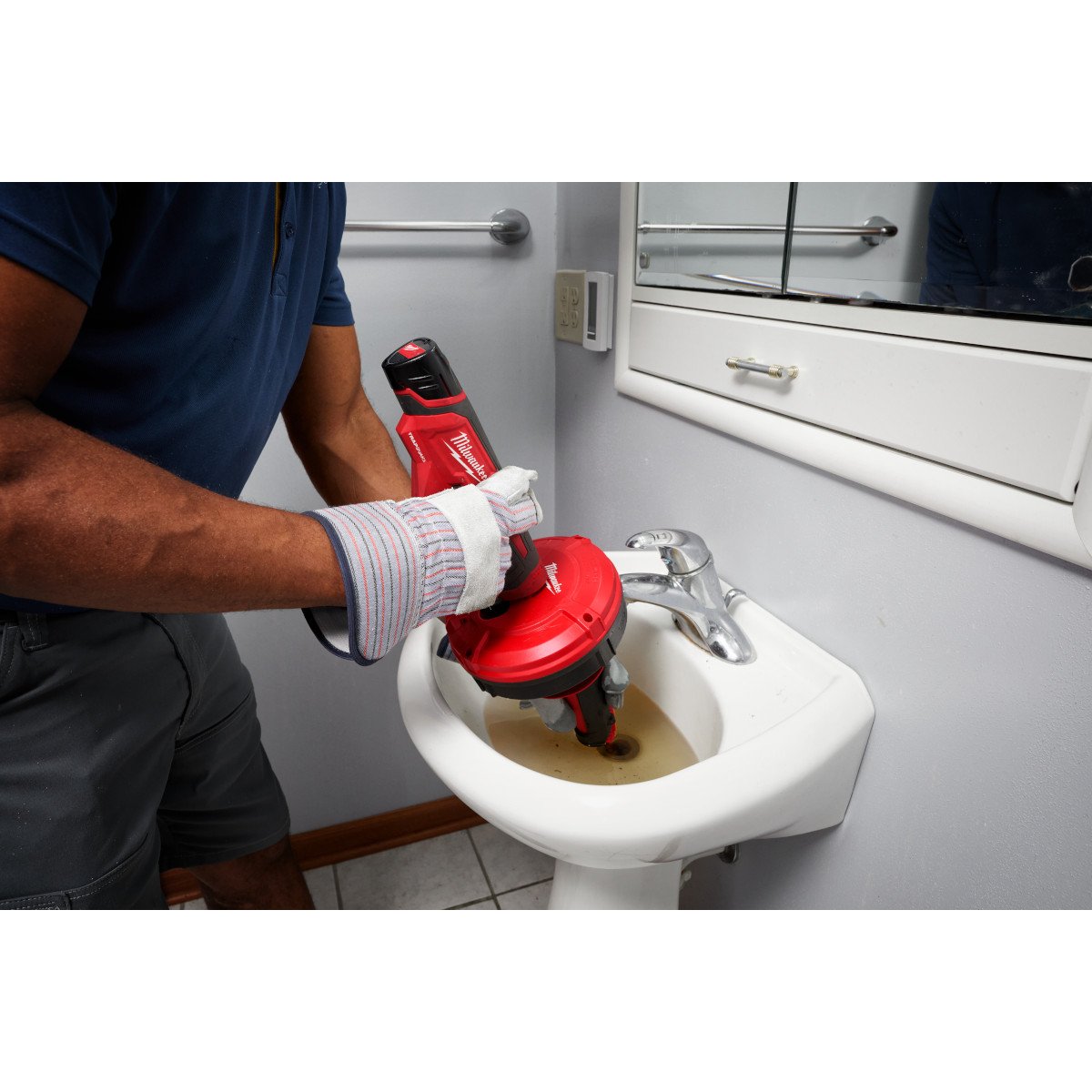 Milwaukee 49-16-2573 TRAPSNAKE™ 25’ Auger w/ CABLE DRIVE™ - in use