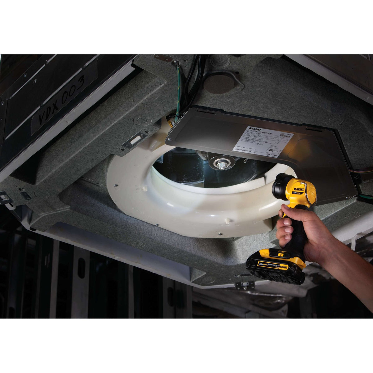 DEWALT DCL040 20V Max* Led Work Light / Flashlight - in use