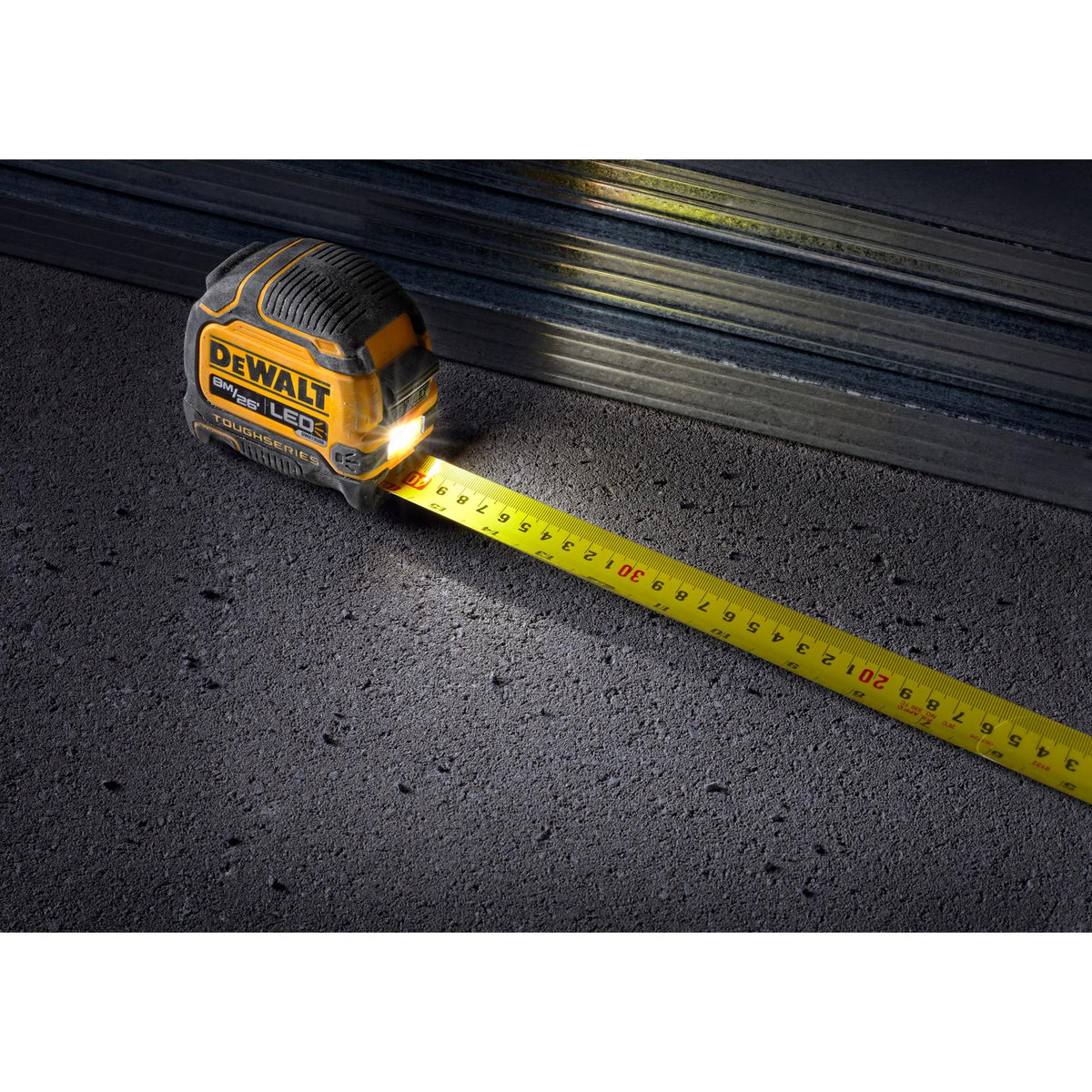 DEWALT DWHT35268S 8M/26Ft Dewalt Lighted Tape Measure - detail close-up