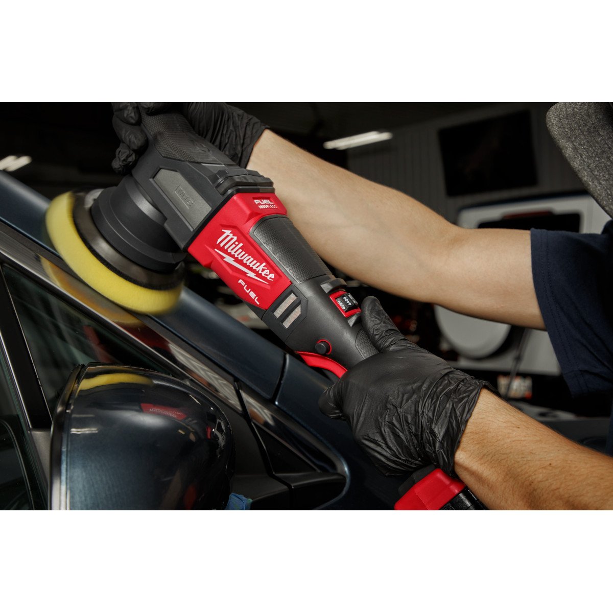 Milwaukee 2684-22HD M18 FUEL™ 15mm Random Orbital Polisher Kit - in use