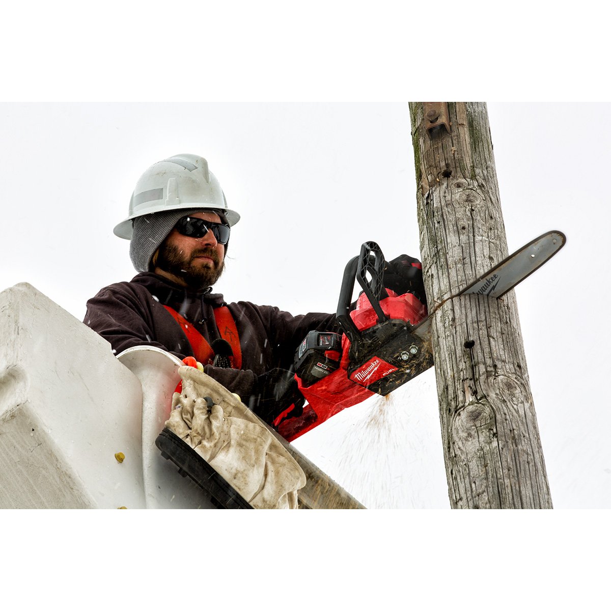 Milwaukee 2727-20 M18 FUEL™ 16 in. Chainsaw - in use
