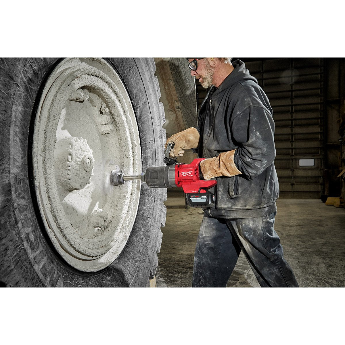 Milwaukee 2869-22HD M18 FUEL™ 1" D-Handle Ext. Anvil High Torque Impact Wrench w/ ONE-KEY™- Kit - in use