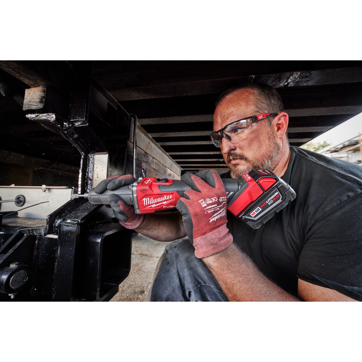 Milwaukee 2939-20 M18 FUEL™ Braking Die Grinder, Slide Switch - in use
