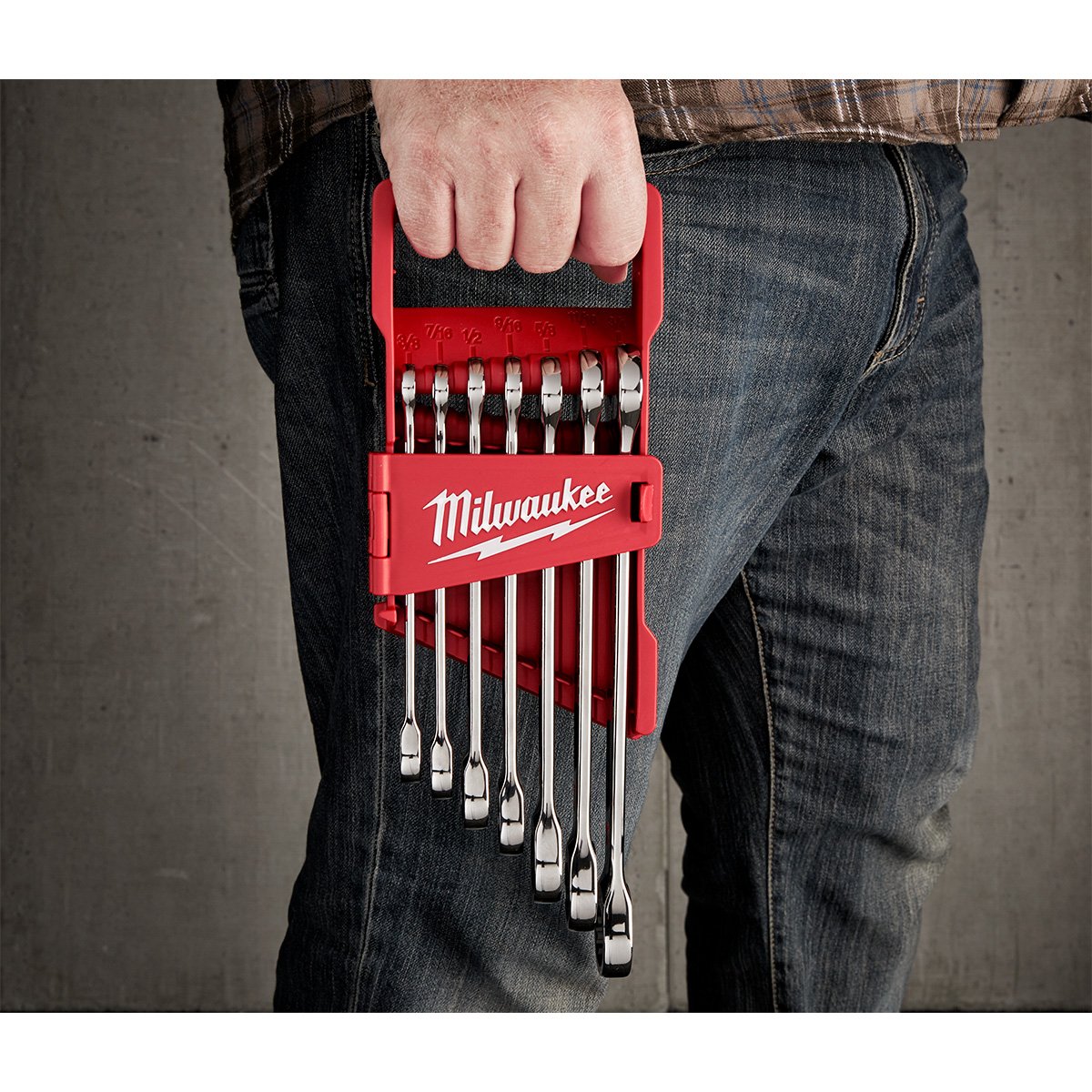 Milwaukee 48-22-9406 7pc Ratcheting Combination Wrench Set - SAE - in use