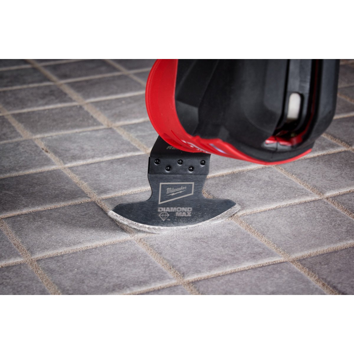 Milwaukee 49-25-2272 OPEN-LOK™ DIAMOND MAX™ Diamond Grit Grout Removal Multi-Tool Blade - in use