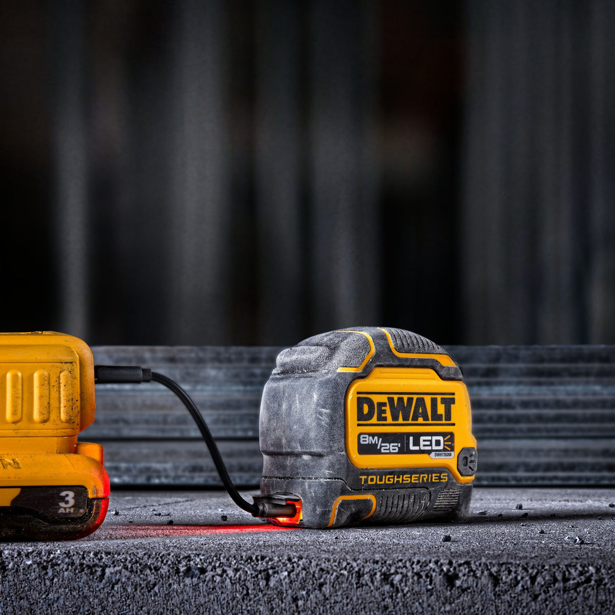 DEWALT DWHT35268S 8M/26Ft Dewalt Lighted Tape Measure - detail close-up