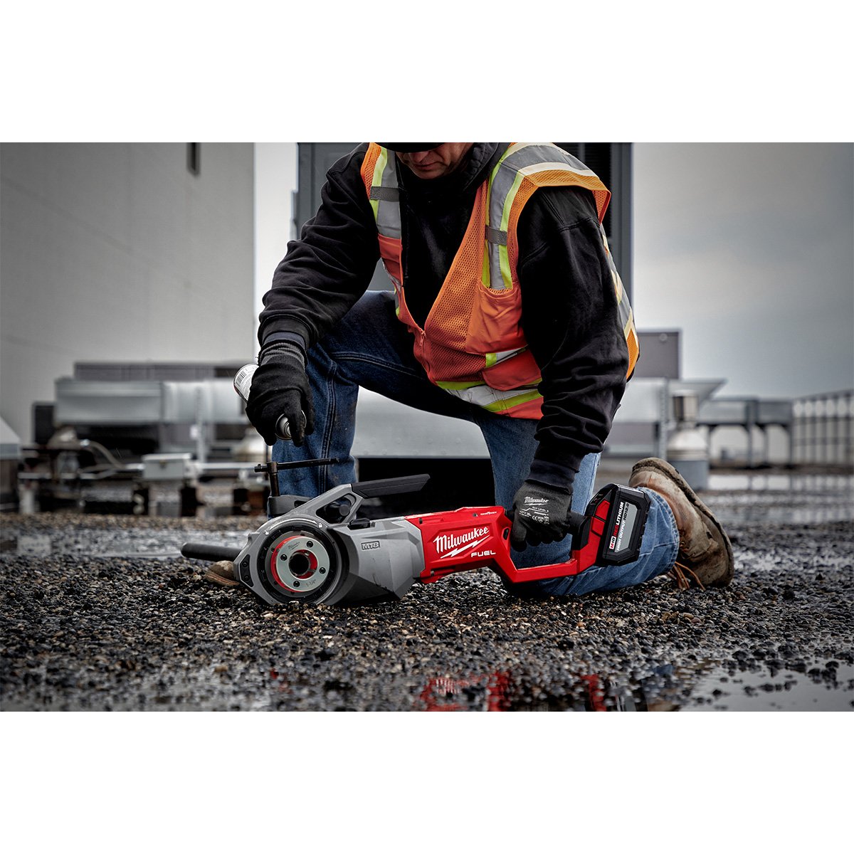 Milwaukee 2874-22HD M18 FUEL™ Pipe Threader Kit - in use