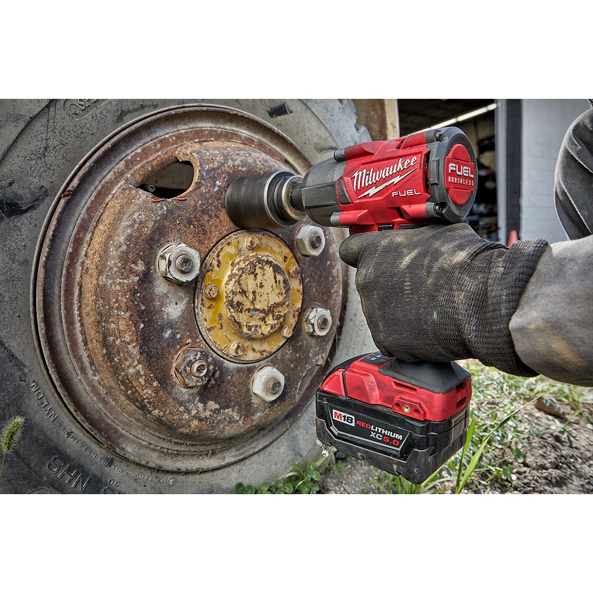 Milwaukee 2960-22 M18 FUEL™ 3/8 Mid-Torque Impact Wrench w/ Friction Ring Kit - in use